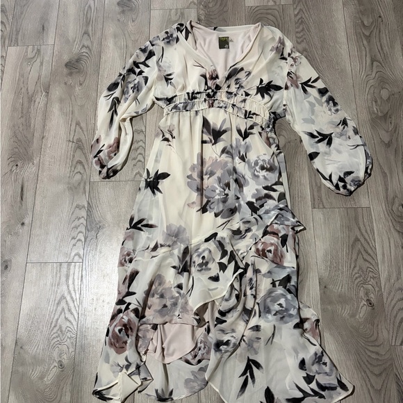 Taylor Dresses & Skirts - Taylor Cream and Black Floral Maxi Dress